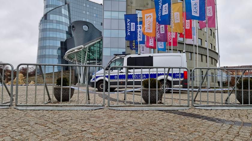 Zdjęcie z Facebooka Michała Wosia - Radiowóz policyjny pod siedzibą TVP na Woronicza w Warszawie