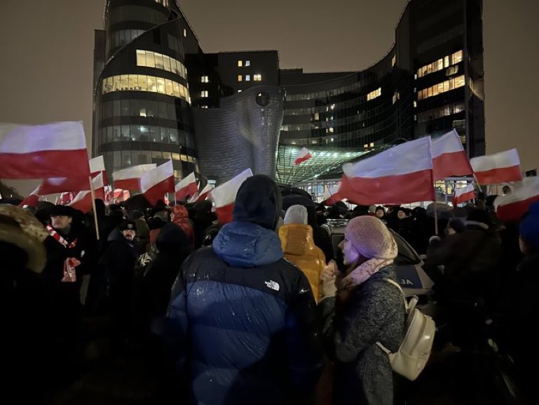 Protest pod siedzibą TVP na Woronicza w Warszawie/fot. X(Twitter) Mariusza Błaszczaka