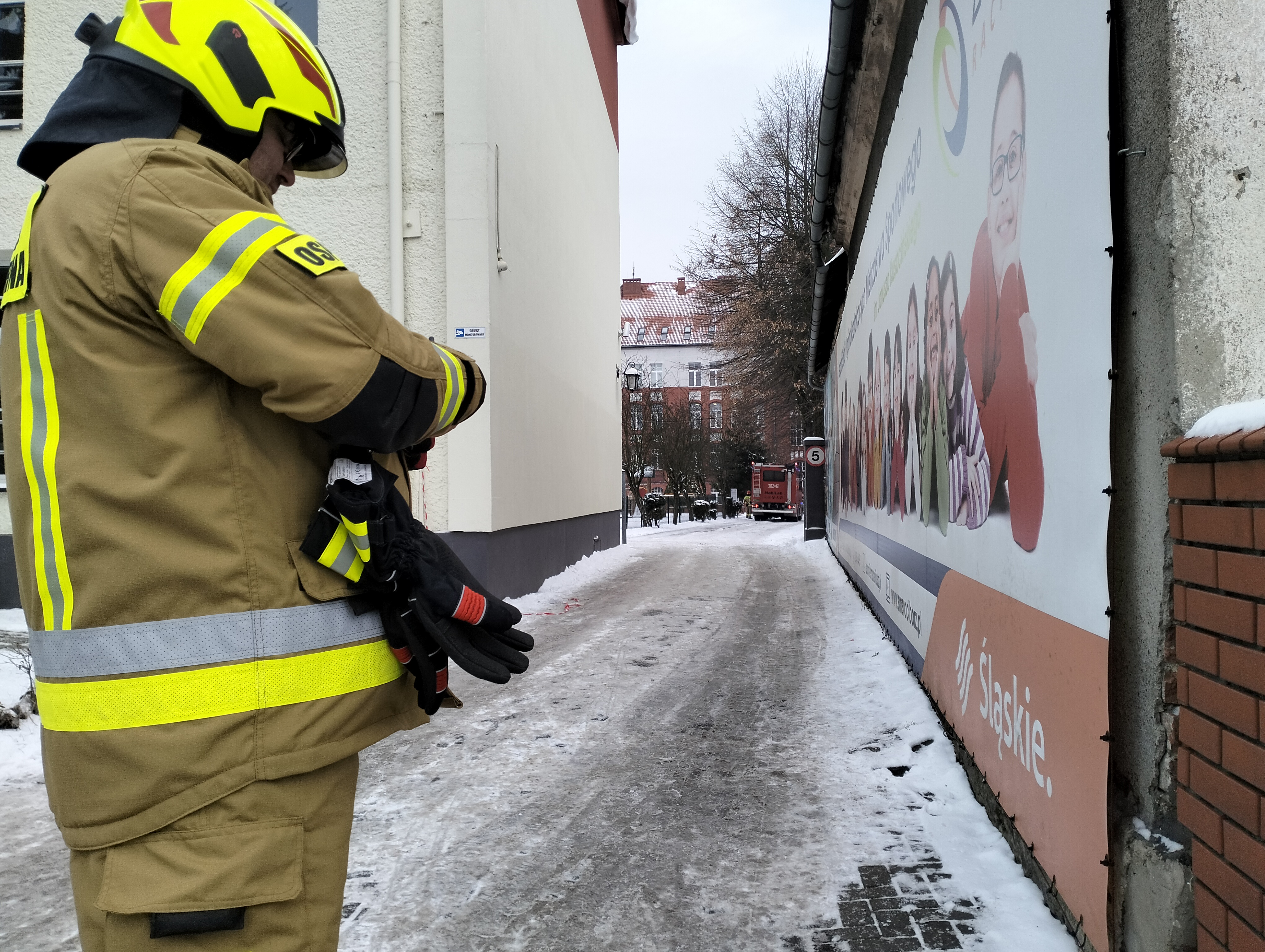 Wejścia na teren szkoły pilnował strażak z OSP, dostęp mieli uczniowie mieszkający w internacie i rodzice