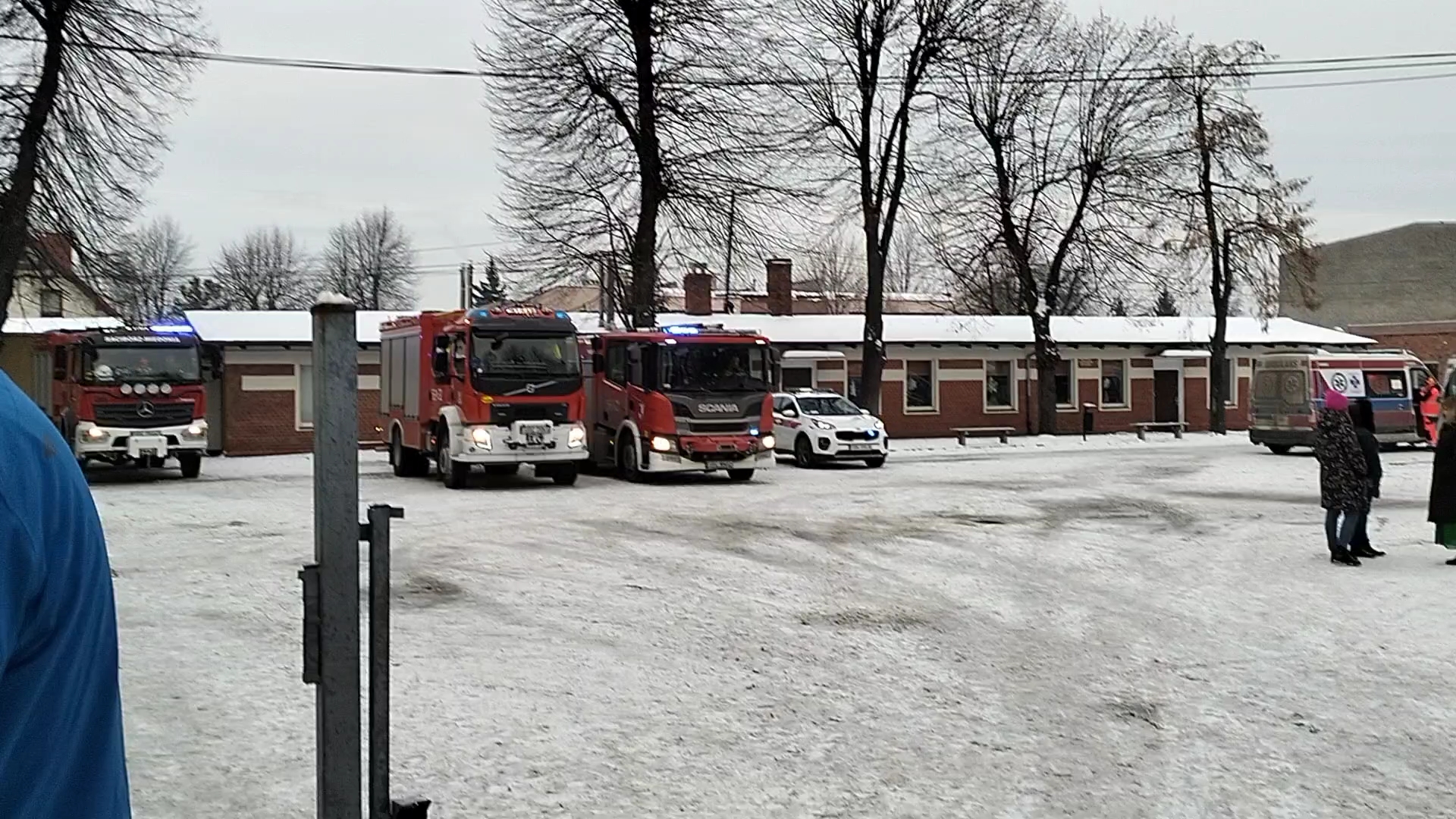 Na placu przed internatem szkoły sportowej stanęly trzy strażackie wozy bojowe 