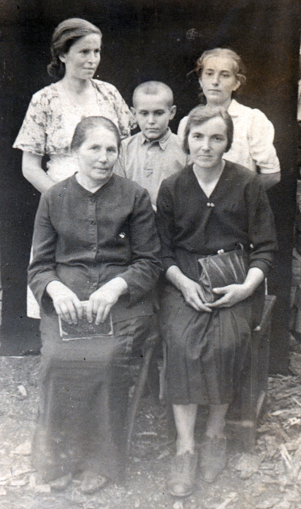 Krasnojarski Kraj. Od lewej stoją Stefania Buczko, dzieci jej brata Józek i Tosia, siedzi  jej mama Karolina Bednarska i bratowa Katarzyna.