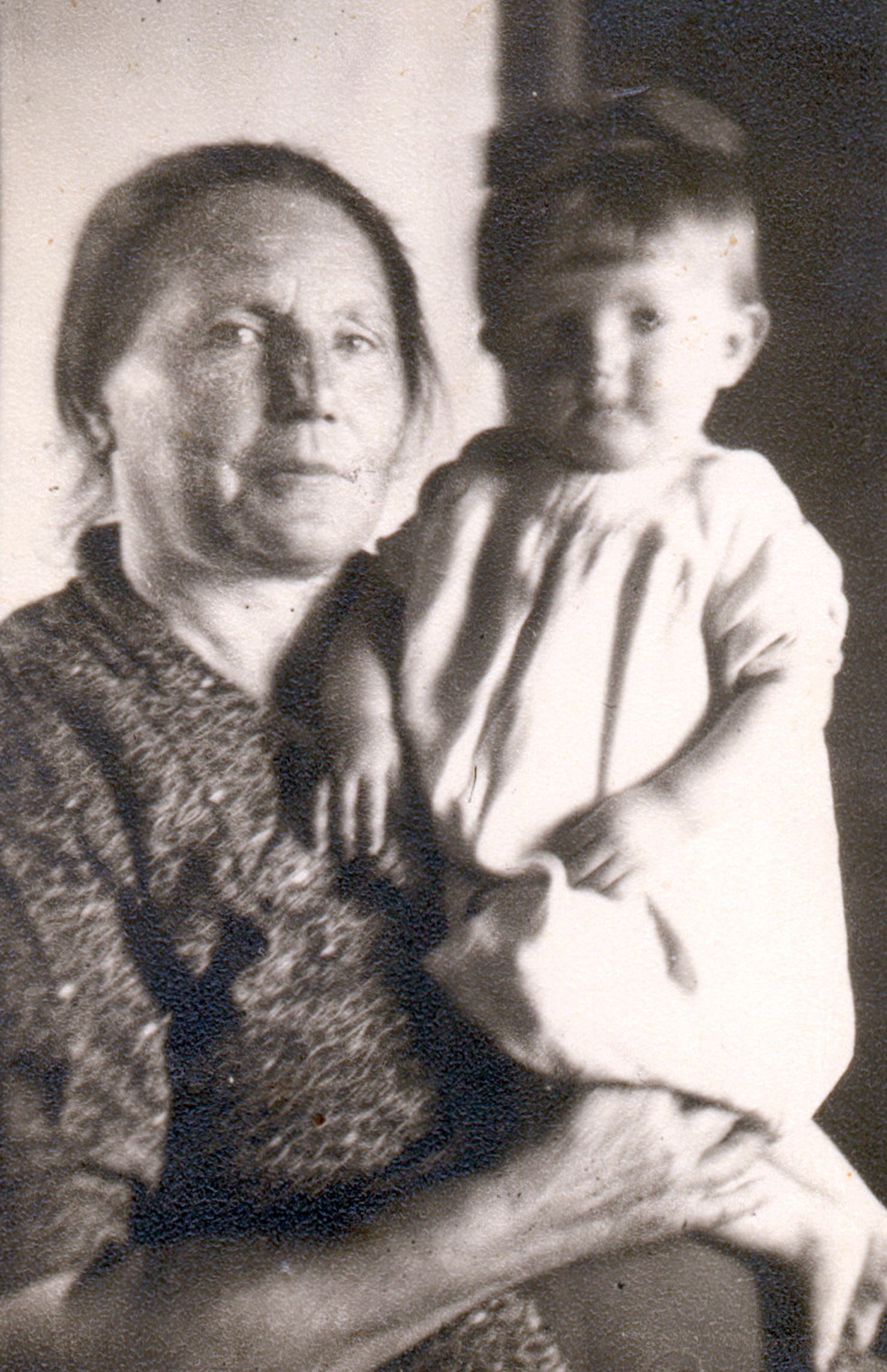 Karolina Bednarska z wnuczką Elą, 16 listopada 1945 r.
