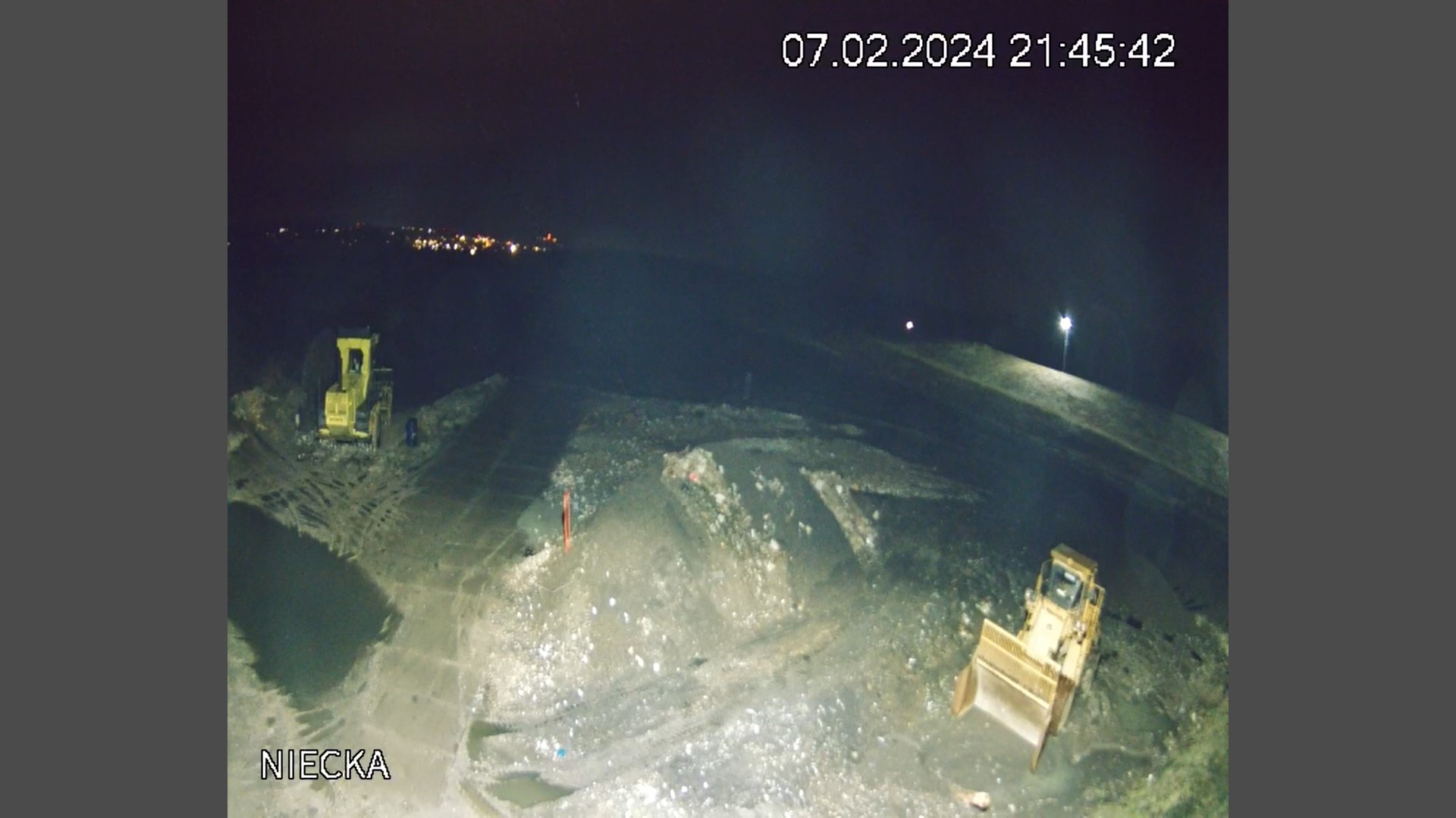 Składowisko odpadów w Raciborzu - widok nocą z kamery monitoringu. RCR udostępnia zapis wideo na żywo na swojej stronie internetowej