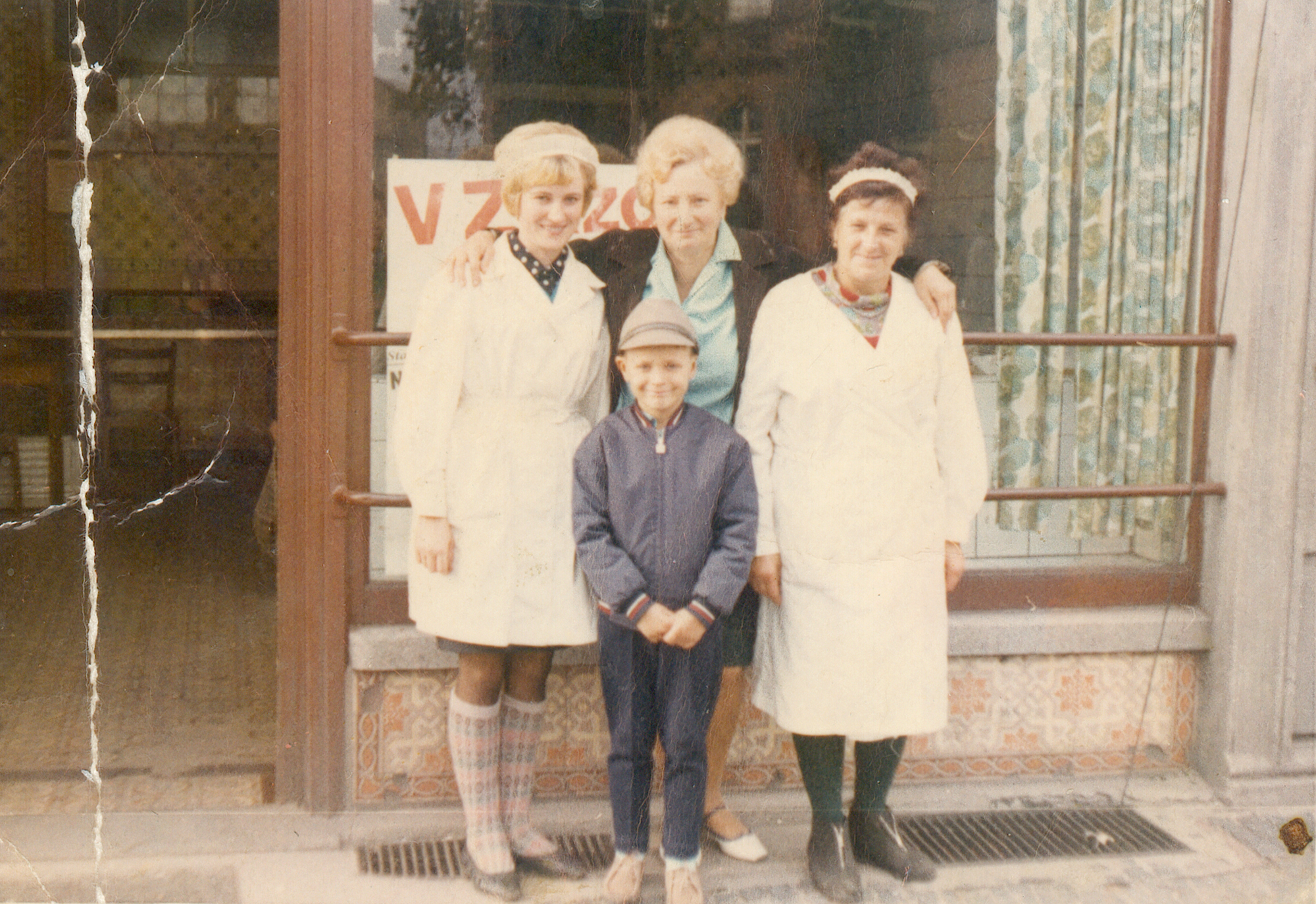 Barbara Riedel (Joszko) z lewej, ze swoją kierowniczką Magdaleną Wider przed nieistniejącym już sklepem mięsnym przy ul. Odrzańskiej 34