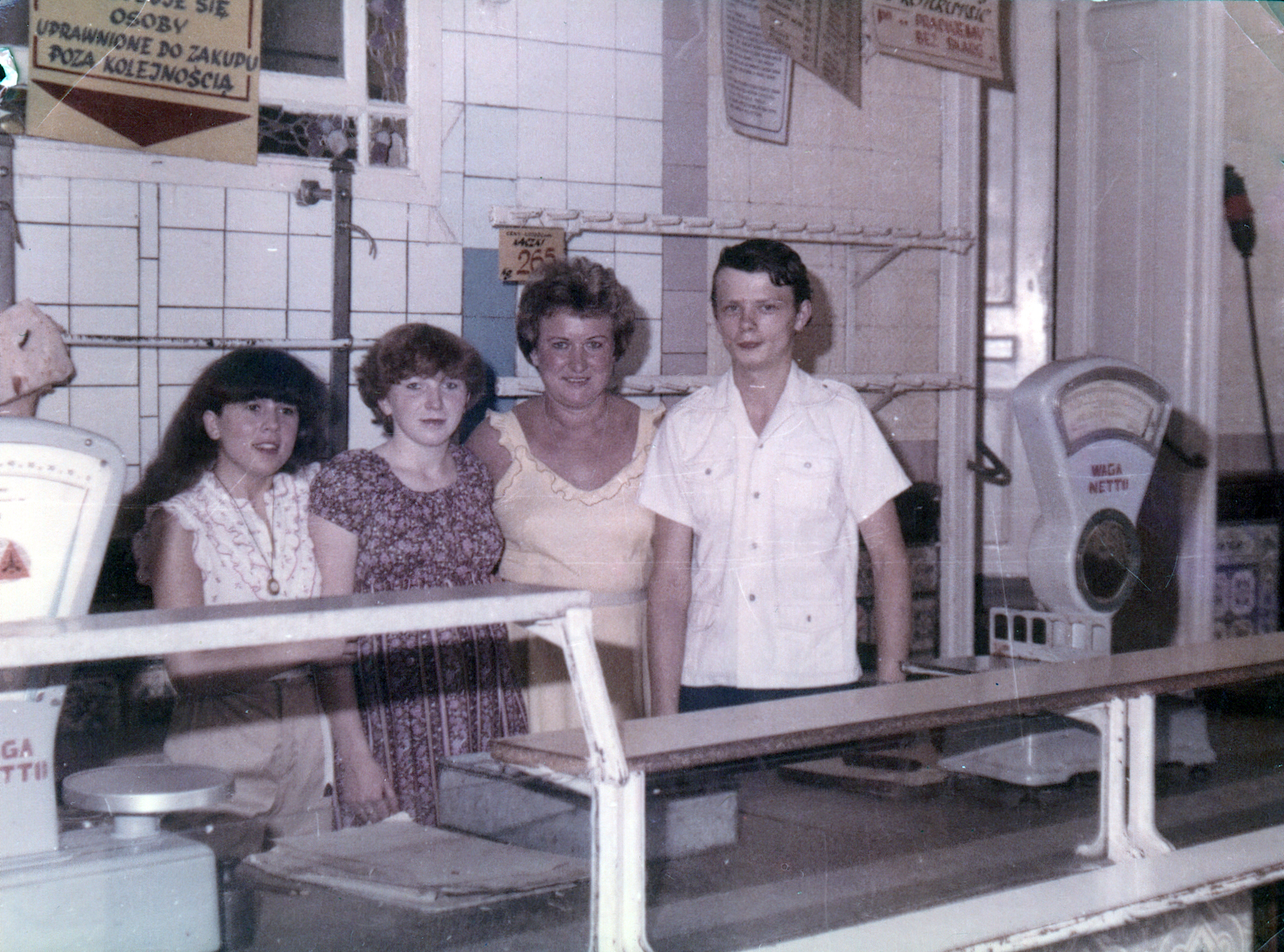 W sklepie przy Opawskiej stoją od lewej: Ewa Kała, Edyta Madej, kierowniczka Barbara Joszko i sprzedawca Sylwester