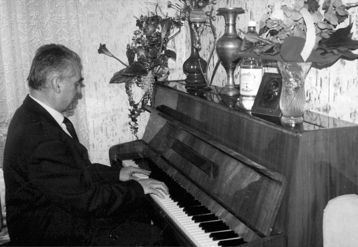 Burmistrz specjalnie dla Pani Emy zagrał na pianie „200 lat…”