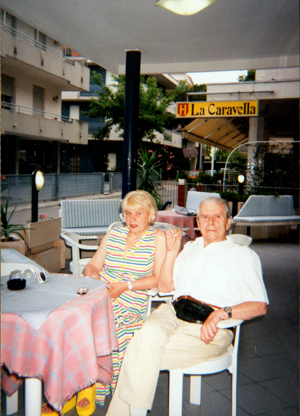 Rozmiłowany w podróżach pan Andrzej z córką Anną na wakacjach w Grecji