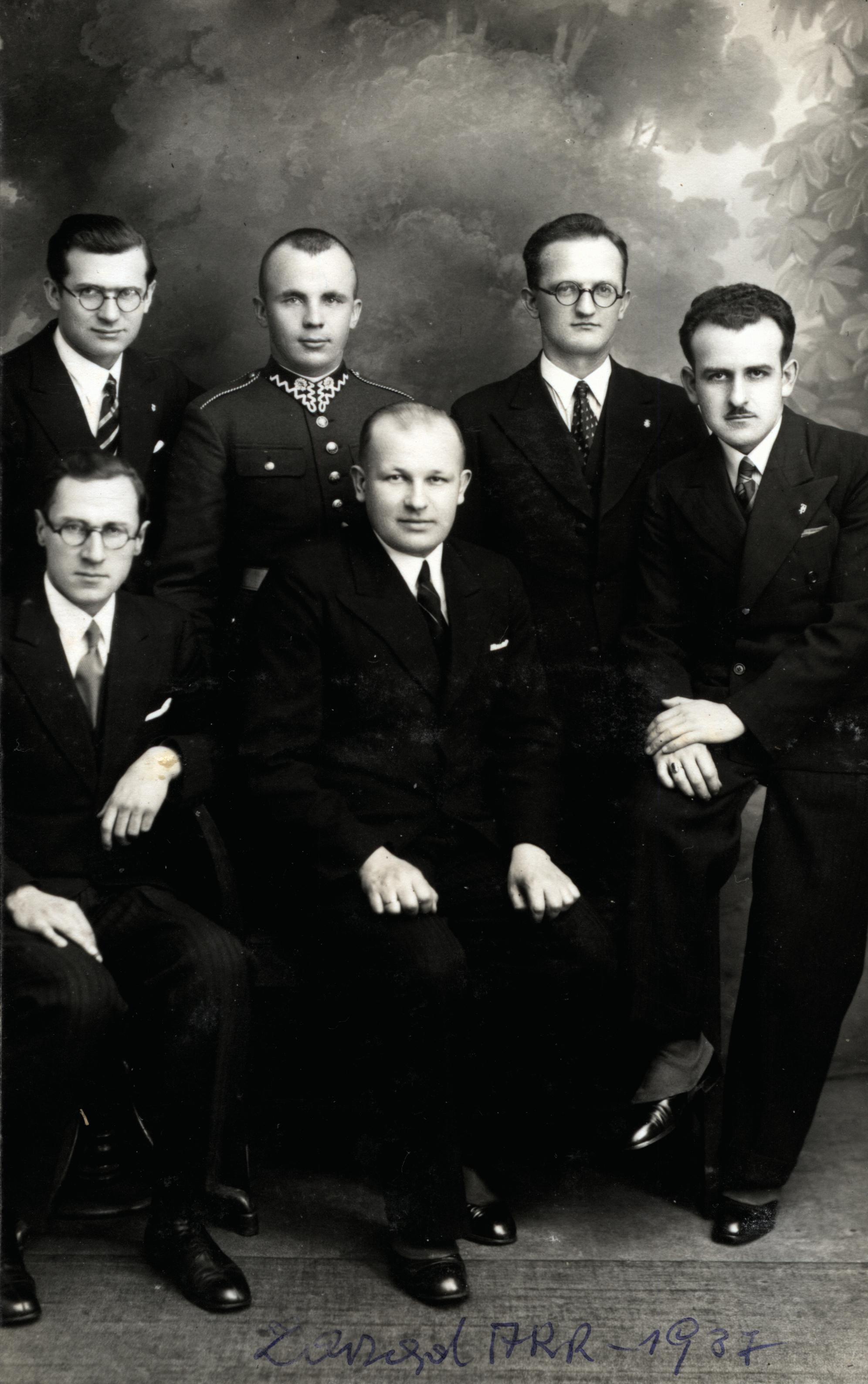 W 1937 roku w skład Zarządu AKR wchodzili m.in. Ferdynand Kańtoch (pierwszy z lewej w drugim rzędzie) oraz Augustyn Kluczniok (pierwszy z prawej).
