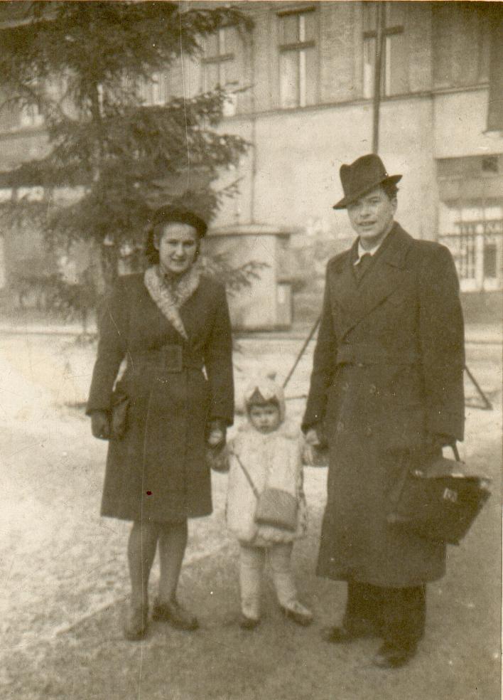 Andrzej Śladek z żoną Jadwigą i małą Anią