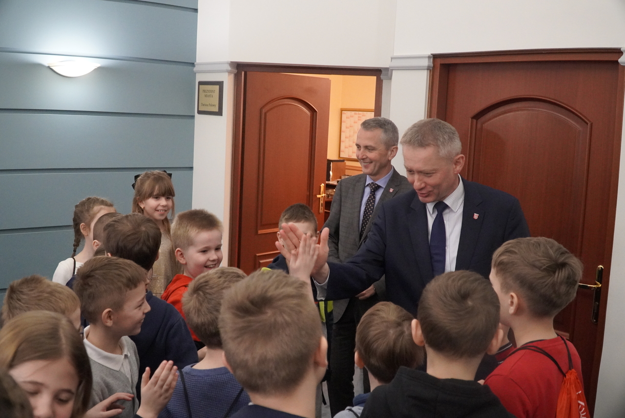 Wiceprezydent Raciborza Dominik Konieczny przywitał się z uczniami SP15