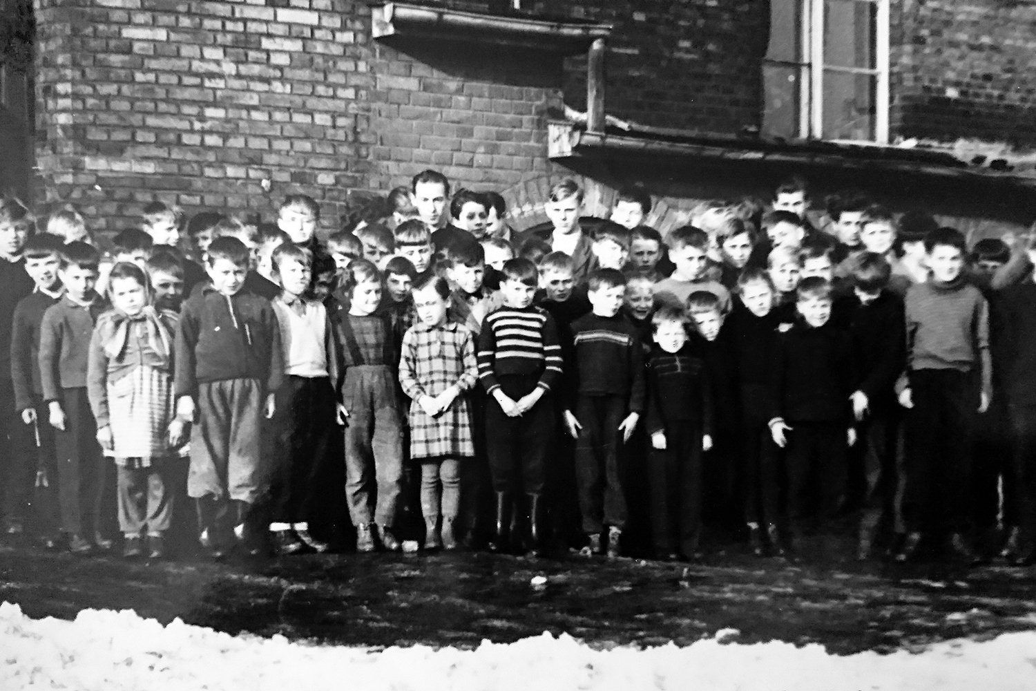 Uczniowie Dziesiatki w roku szkolnym 1959/1960 przed budynkiem szkoły