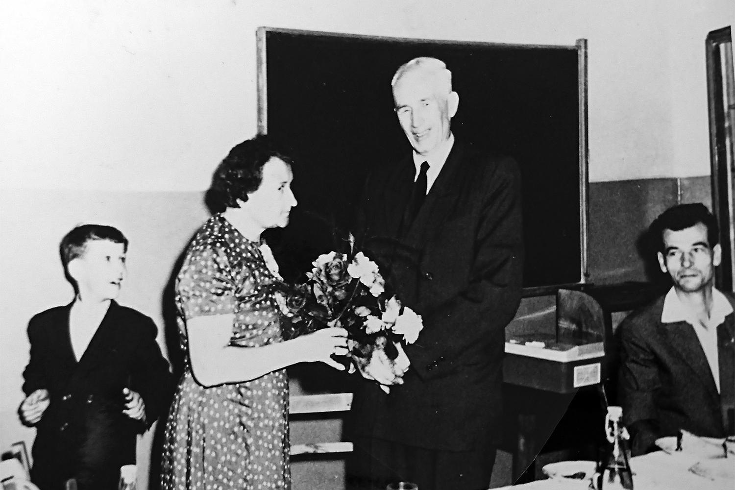 Rok 1963. Odchodzacy na emeryture Ludwik Halewski otrzymuje kwiaty od Aleksandry Gradzkiej