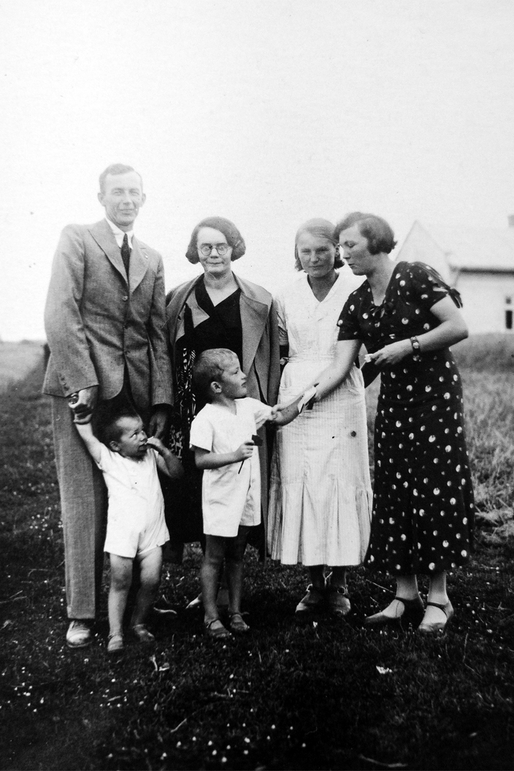 Pan Ludwik ze starsza siostra Kazimiera, niania Rózia, zona Władysława oraz synami Jerzykiem i Januszkiem