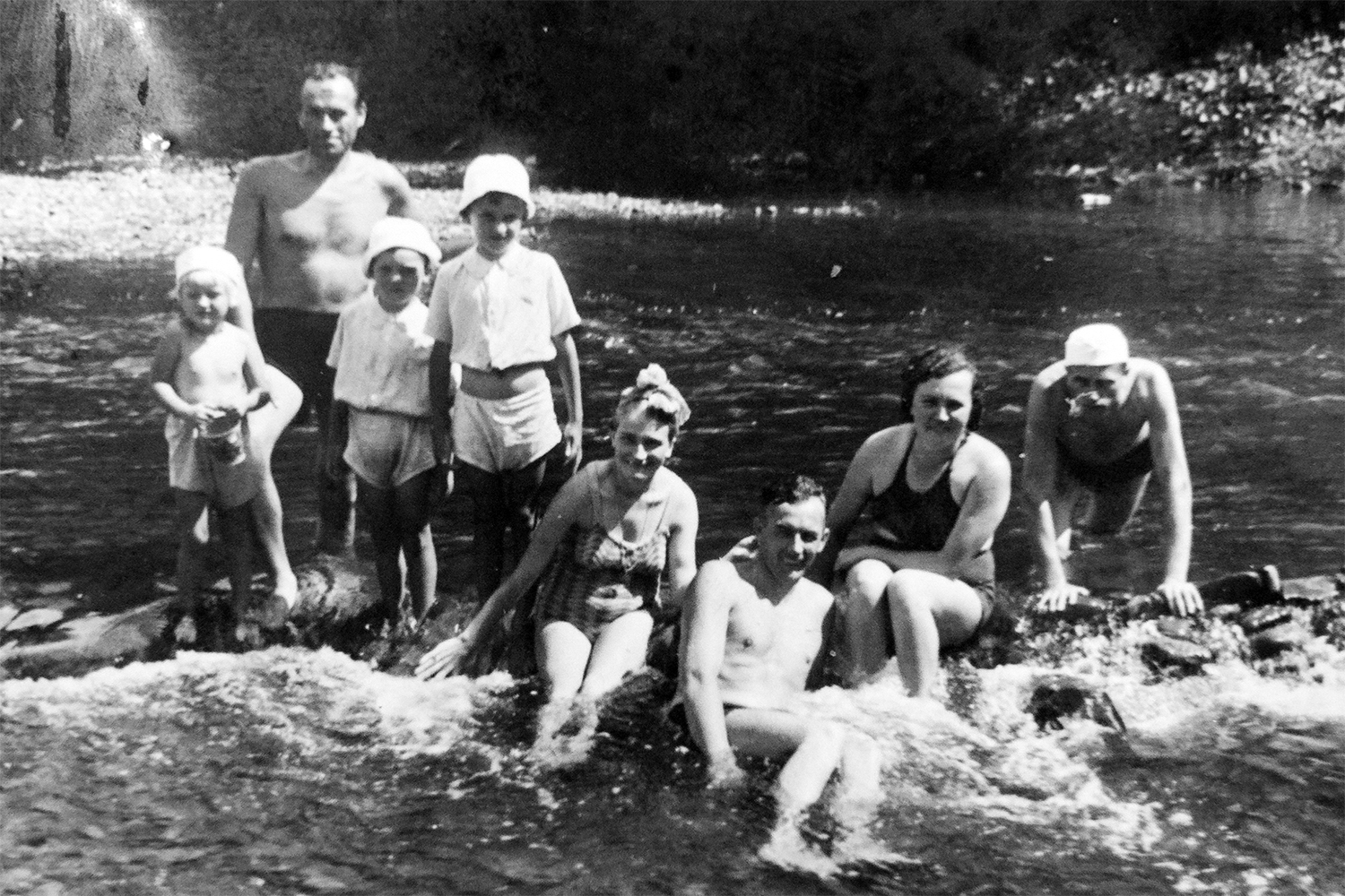 Ostatnie spokojne dni lata 1939 roku spedzane na kapielach w rzece Boberce. W srodku Ludwik Halewski.