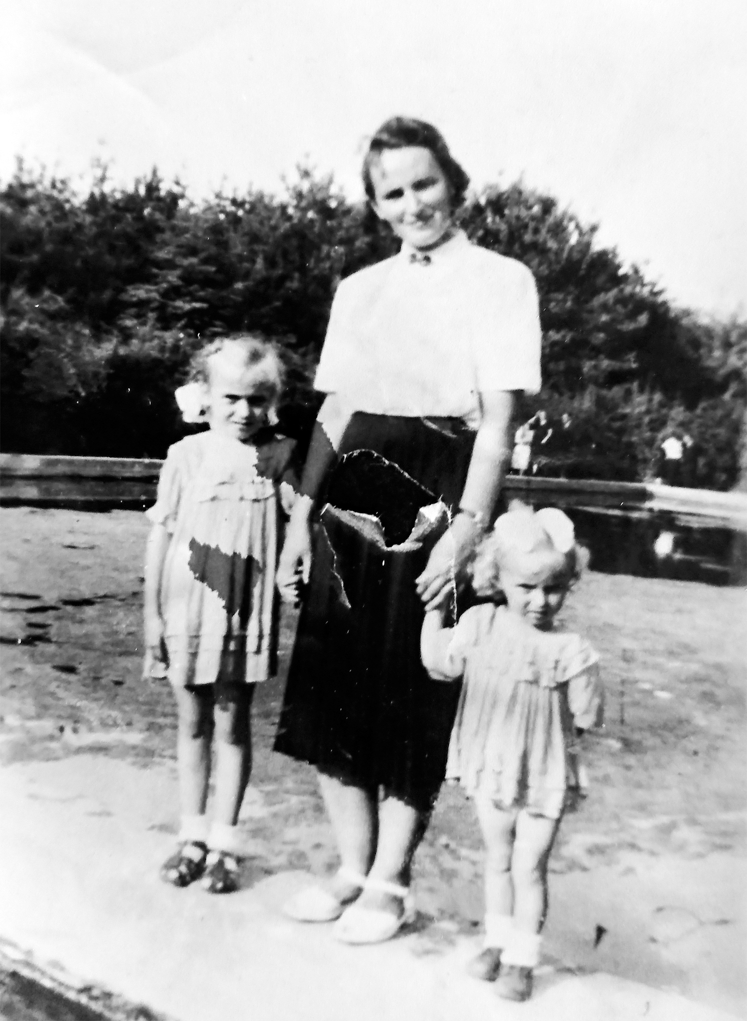 Siostry Grażynka i Marysia Krawczykówny z mamą Janiną na terenie basenu miejskiego w Warcie
