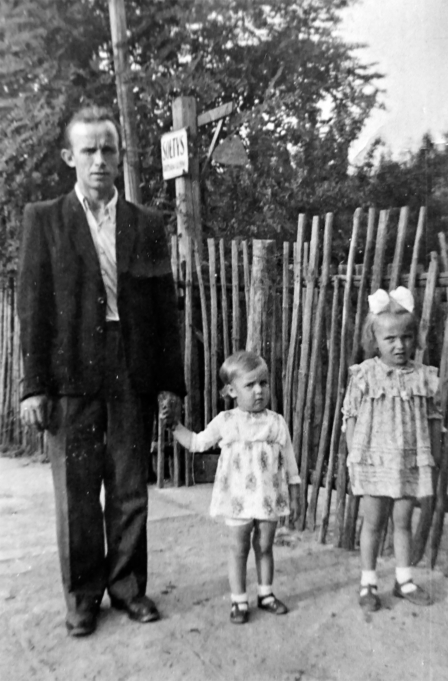 Glinno 1952 roku. Józef Krawczyk na spacerze z córką Grażynką (z prawej) i jej kuzynką Basią.