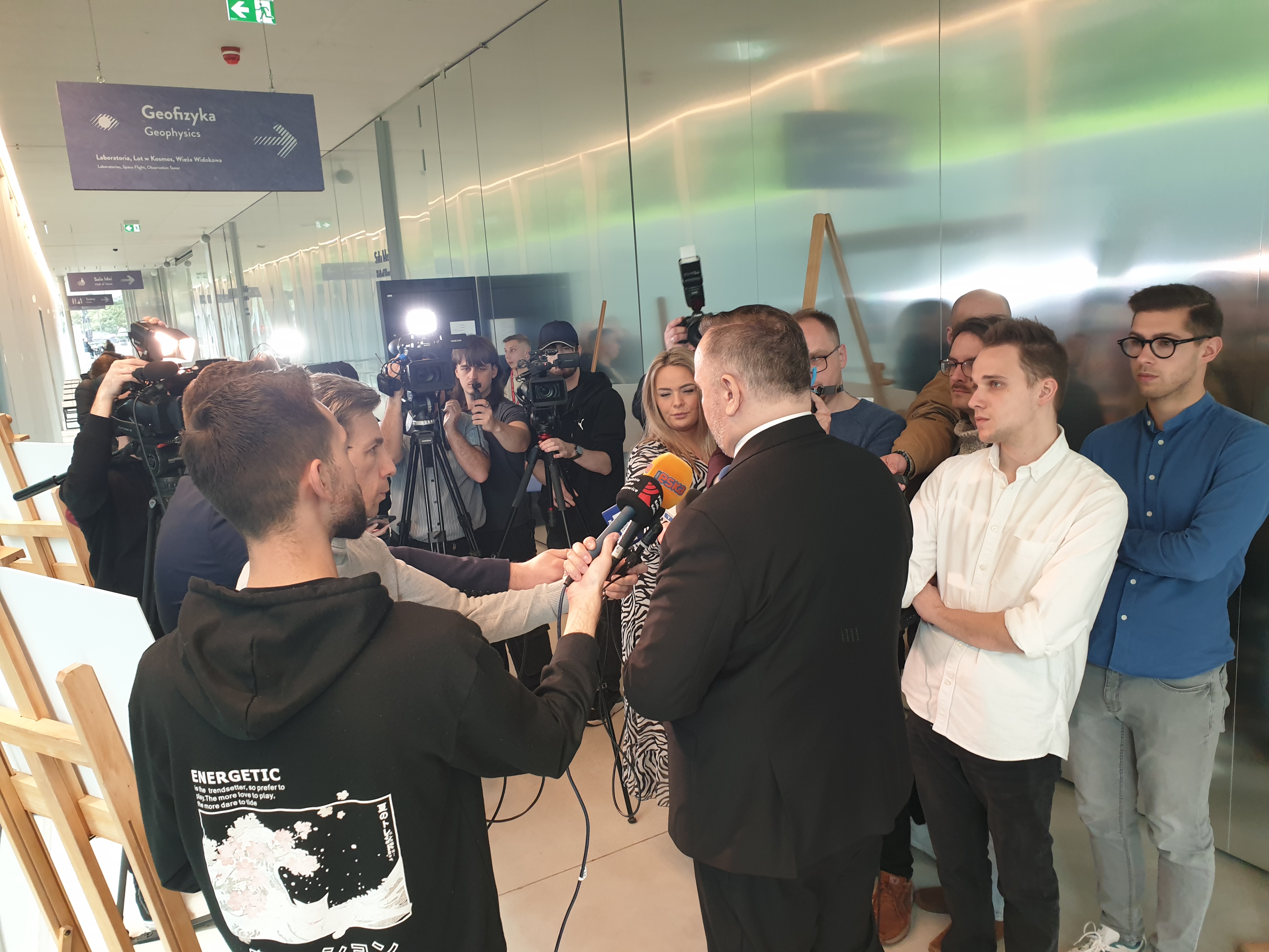 Jakub Chełstowski odpowiadał na pytania dziennikarzy w Planetarium Śląskim 