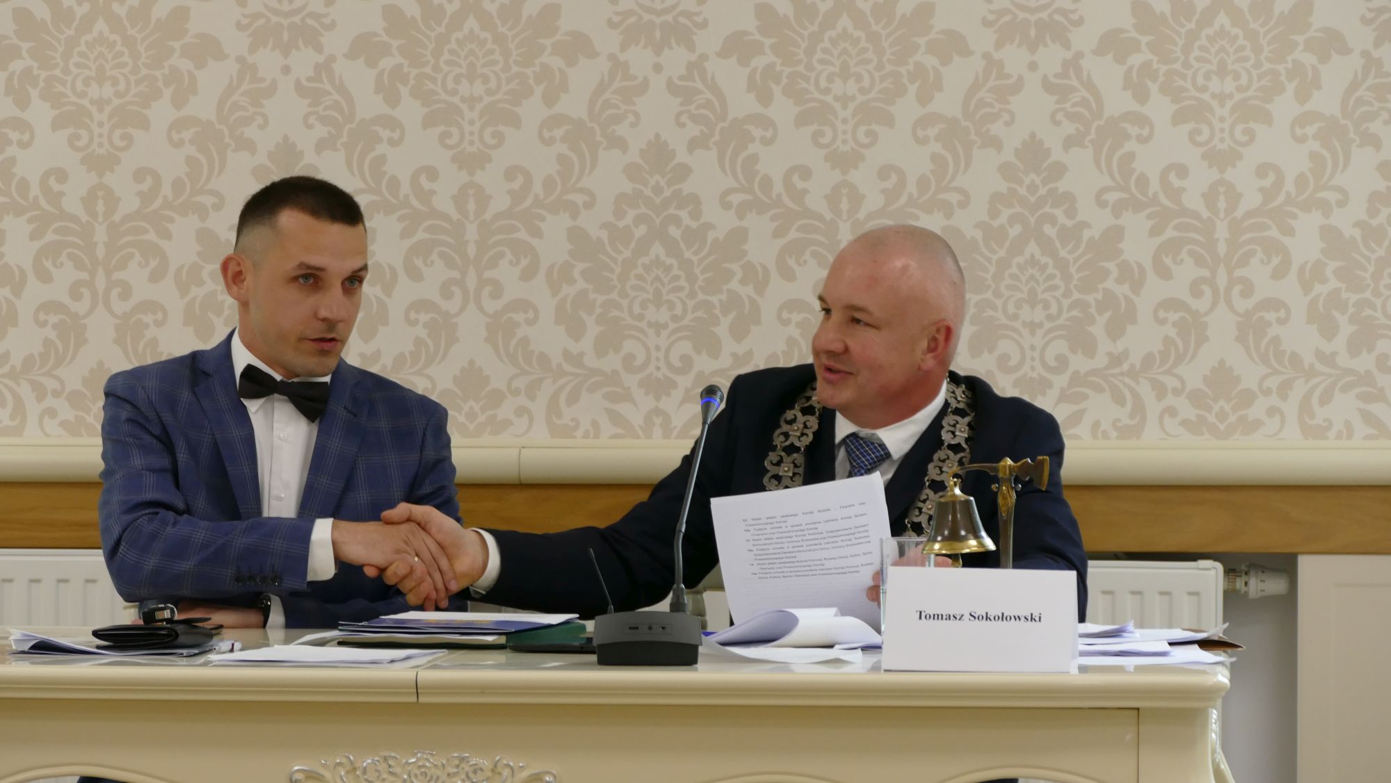 W tajnym głosowaniu radni zdecydowali, że funkcję przewodniczącego Rady Miejskiej w Kuźni Raciborskiej na lata 2024-2029 obejmie Tomasz Sokołowski (z prawej), a funkcję wiceprzewodniczącego pełnić będzie Michał Grzesik (z lewej)