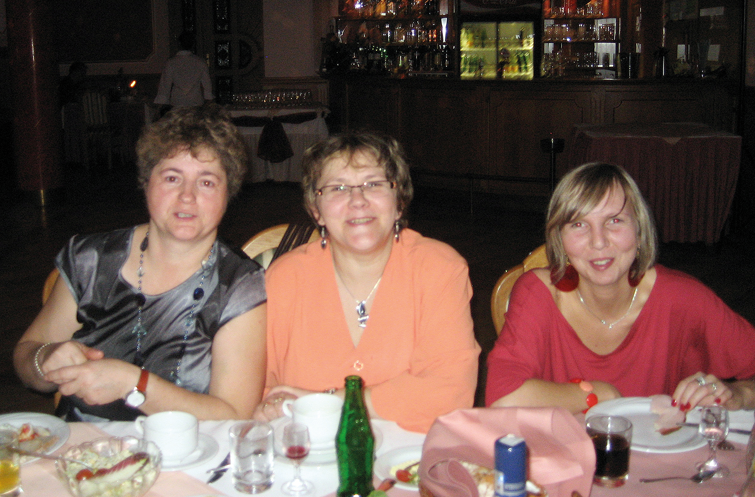 Podczas jednej z zakładowych imprez przy stole od lewej siedzą: Elżbieta Kuryłowicz, Małgorzata Matusiewicz i córka pani Małgorzaty – Agnieszka