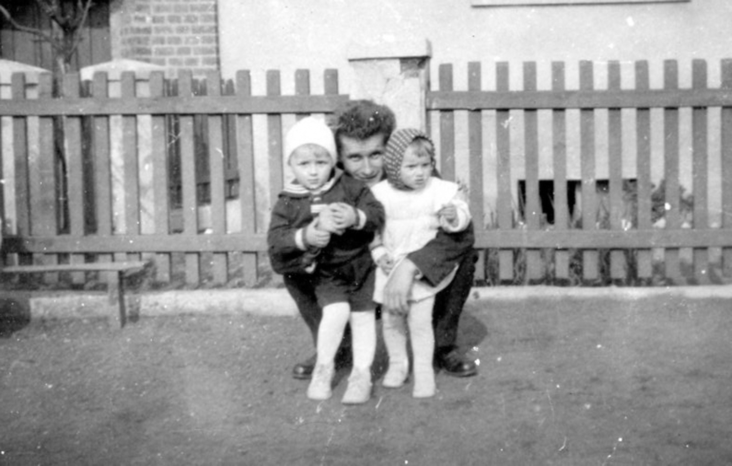 Z tatą i bratem Andrzejem przed domem przy Głowackiego w Kietrzu. 20 maja 1950 roku.