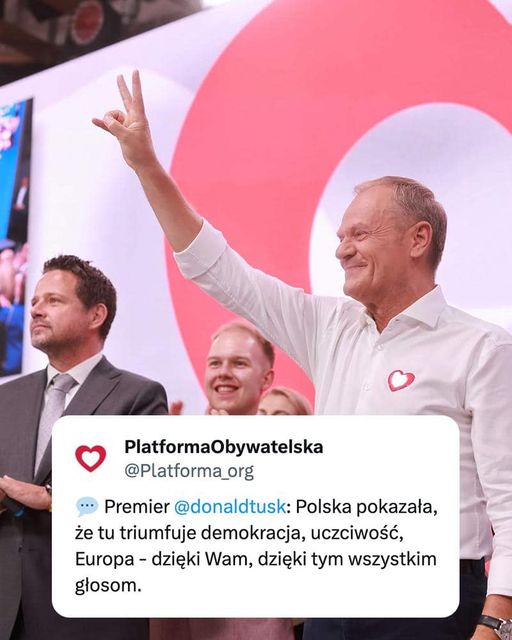 Donald Tusk cieszy się ze zwycięskiego wyniku PO