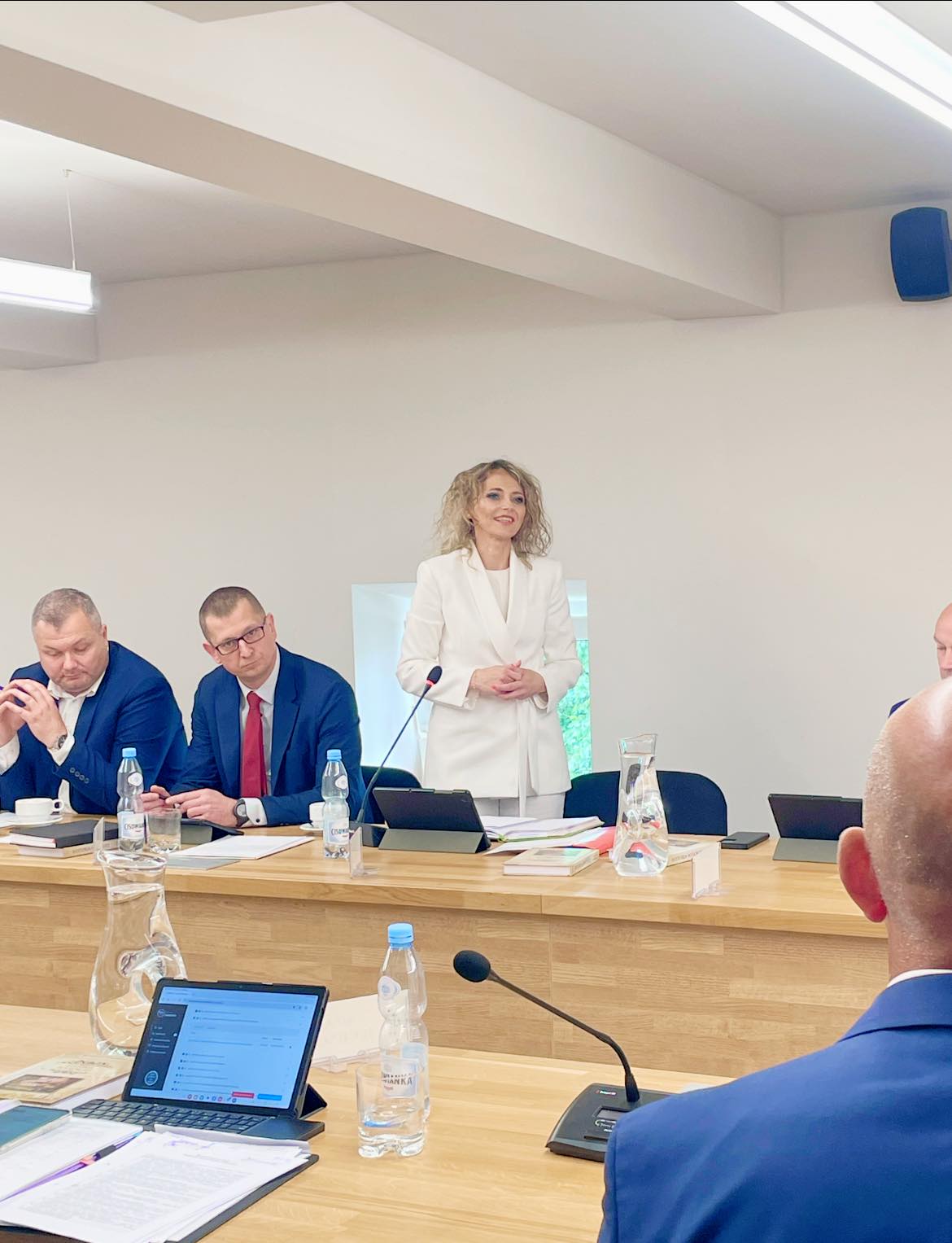 Moment wyboru Anny Kobierskiej-Mróz na starostę Powiatu Głubczyckiego