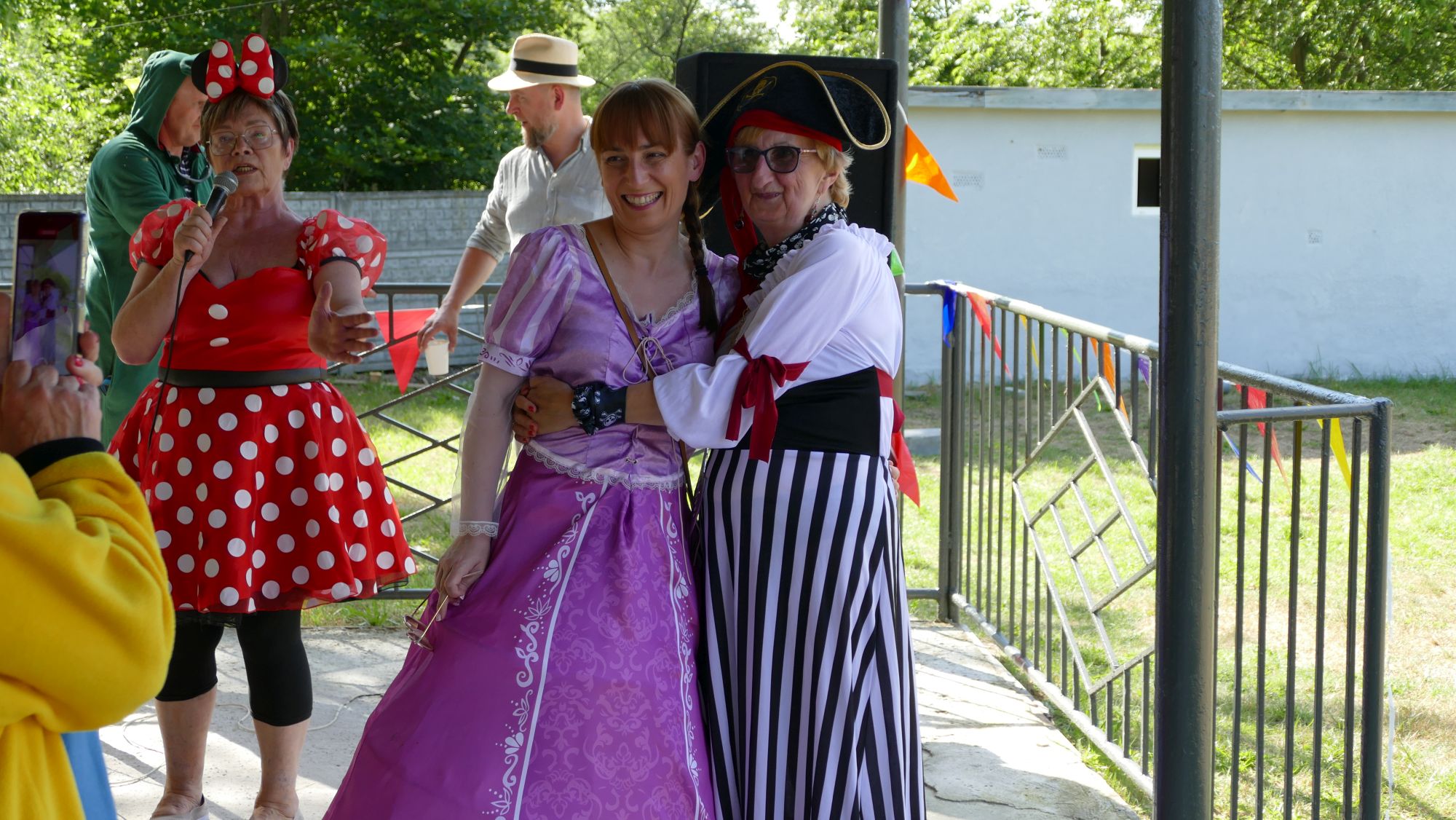 Elwira Ogonowska (w fioletowej sukni) wsparła studencką zabawę fundując regał pełen rozmaitych słodkości