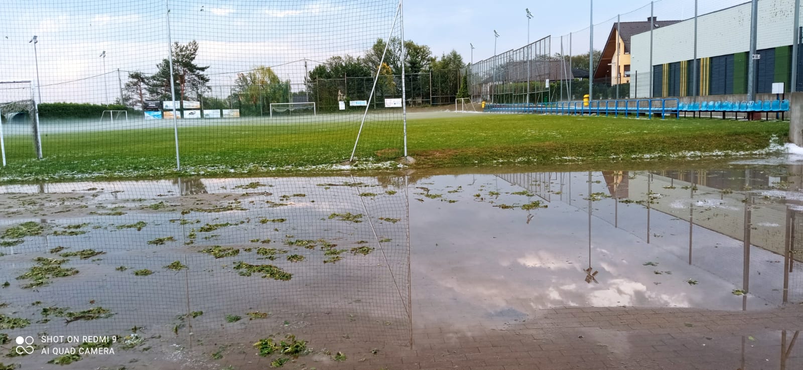 Szkolne boisko w Markowicach znalazło się pod wodą
