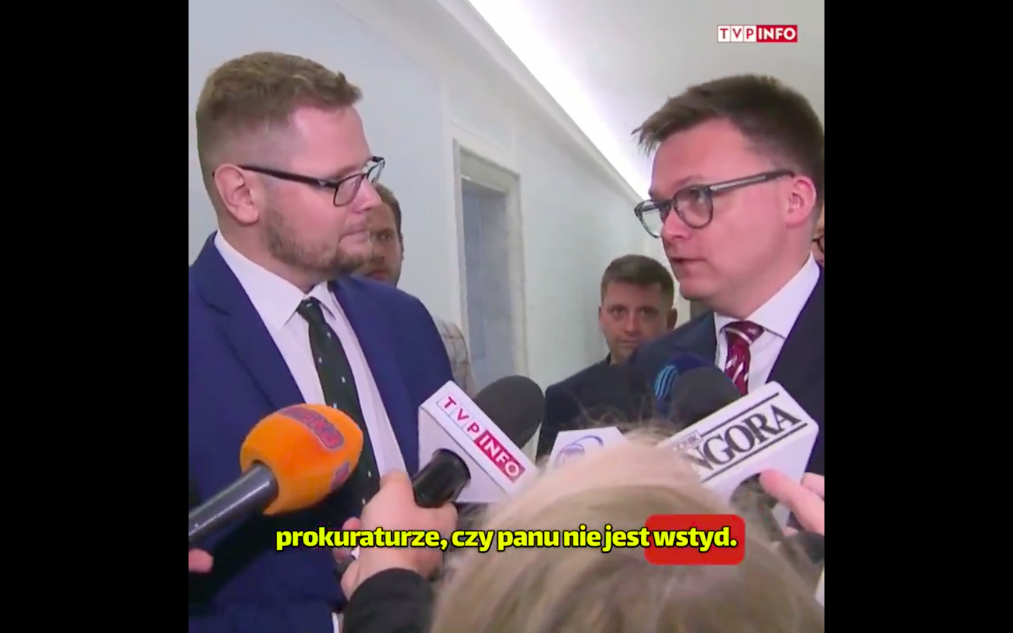 Michał Woś przerywa konferencję Szymona Hołowni/screen TVP Info