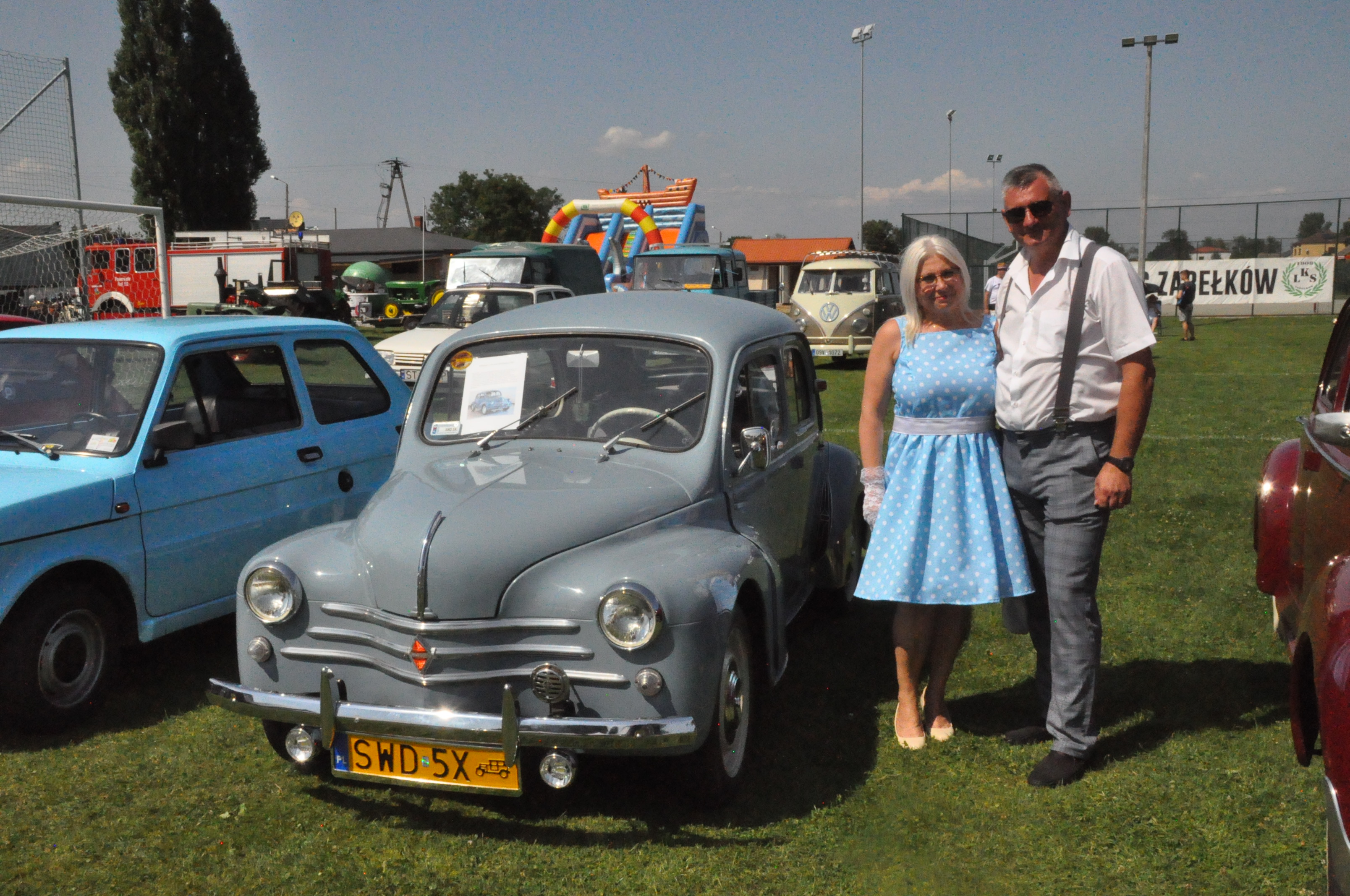 Karina i Mariusz Miechówka z Radlina II przyjechali pojazdem marki Renault. Fot. Fryderyk Kamczyk