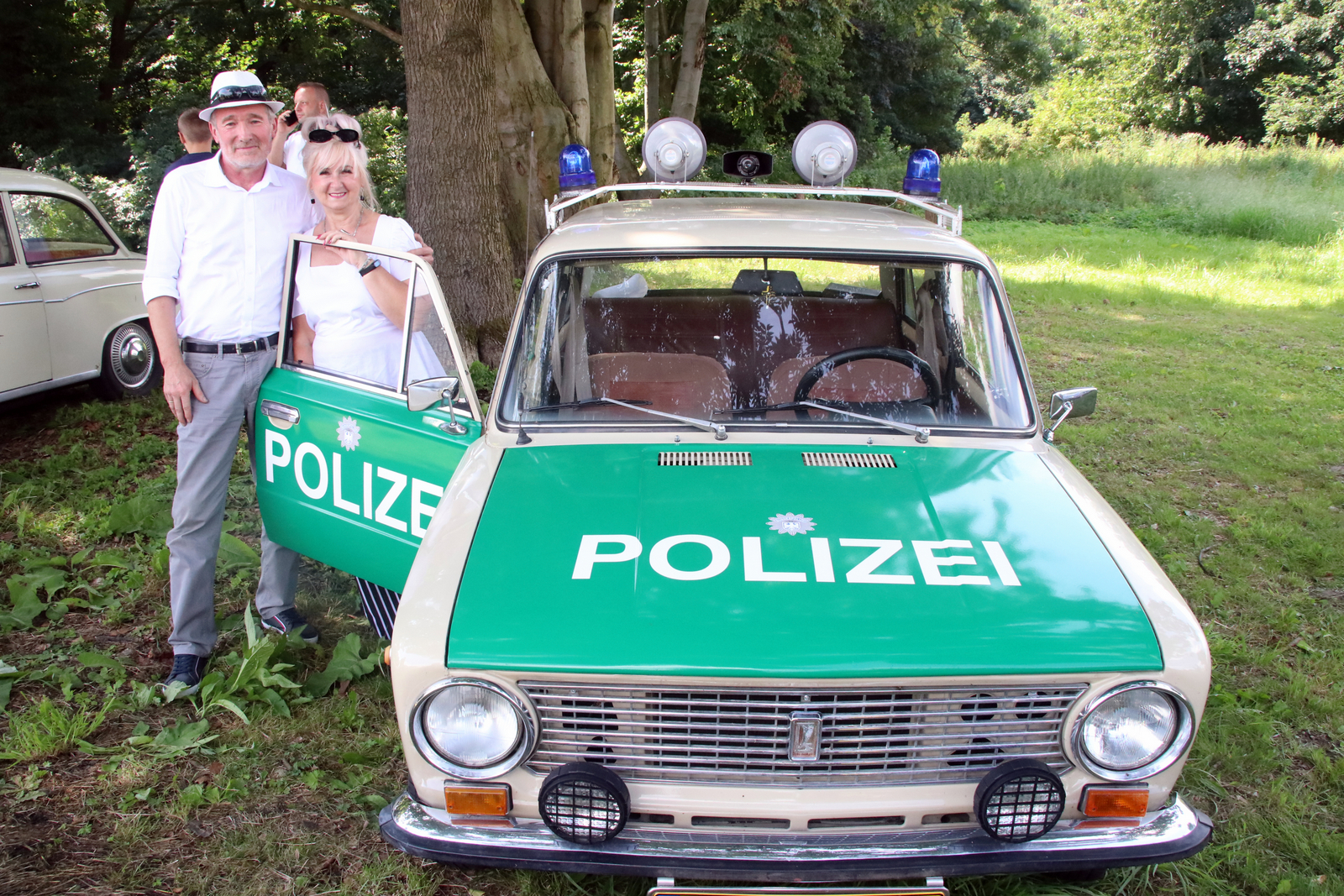 Raciborzanie, Zdzisław i Mariola, tym razem zaprezentowali w Sławikowie ładę 2101 z 1983 roku. Zdzisław wcześniej na dwóch poprzednich zlotach prezentował swoje motocykle. Na ładzie widniał napis Polizei, a na dachu umieszczone były koguty – jak wyjaśniał nam Zdzisław, był to jego pomysł na ten pojazd, inspirowany rzeczywistymi policyjnymi autami. Mariola, żona Zdzisława, podkreśliła, że Zdzisław jest fanem motoryzacji od zawsze. - Łada robi wrażenie, ludzie przychodzą, oglądają, i to nas bardzo cieszy - powiedzieli nam małżonkowie.
