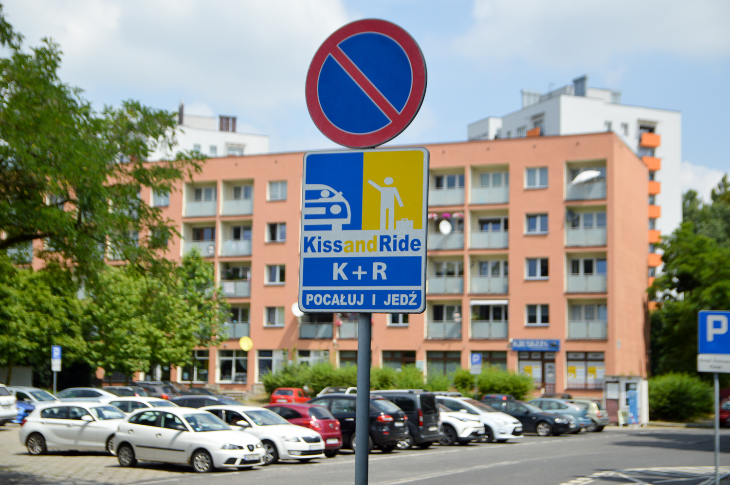 Miejsca postojowe typu kiss and ride przy dworcu PKP w Rybniku. Na drugim planie parking, o którym mowa w artykule.