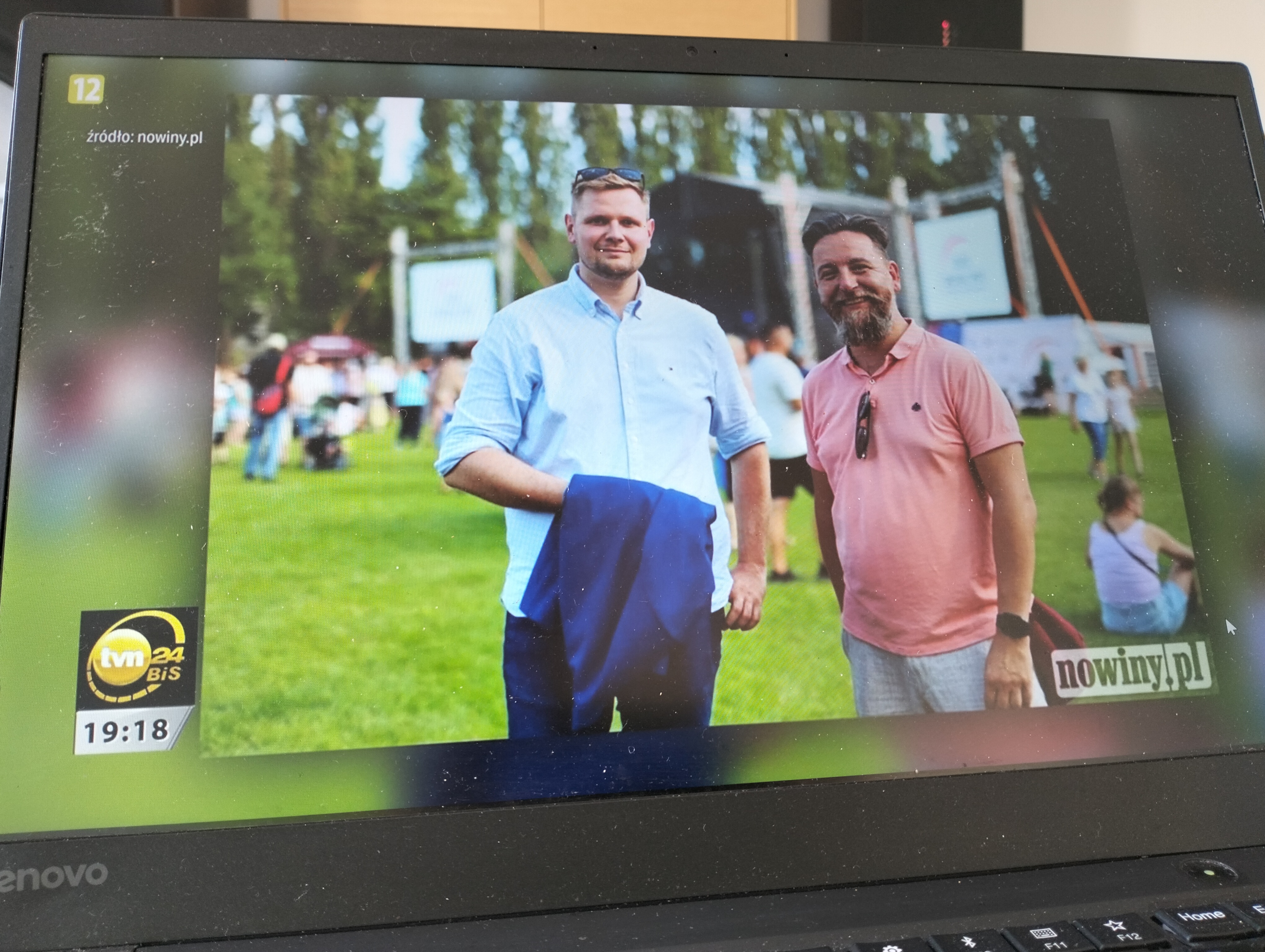 W głównym wydaniu Faktów TVN 22 lipca pokazywano zdjęcia z portalu Nowiny.pl z wydarzeń z udziałem posła Michała Wosia