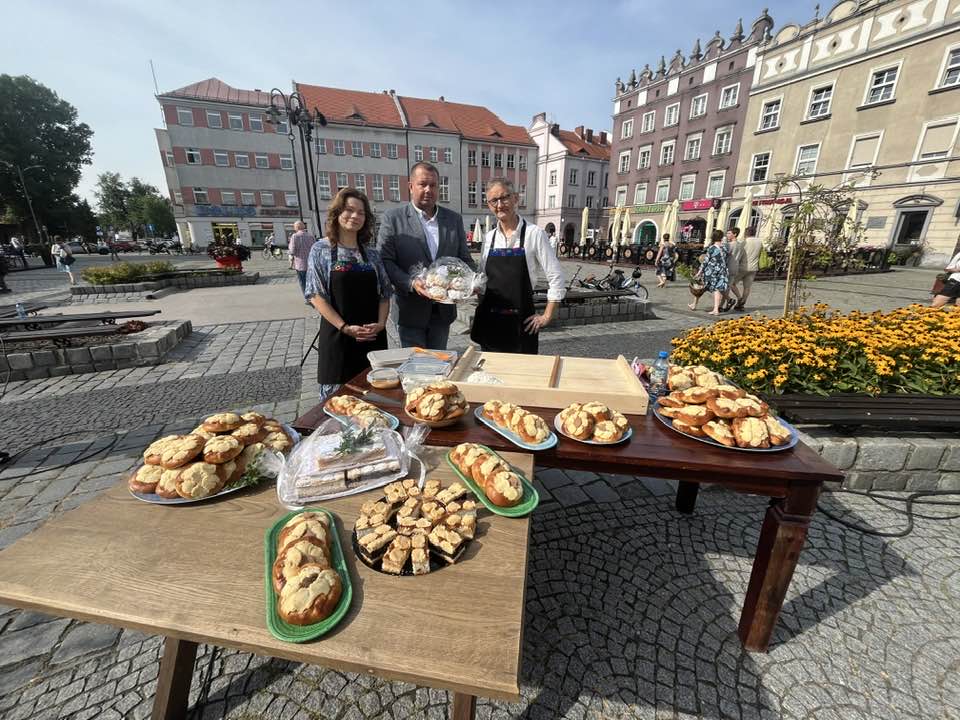 Słodkie wypieki z piekarni rodziny Wyleżoł i ich twórcy ze starostą - absolwentem technikum gastronomicznego
